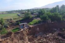 СРОЧНО! В районе Джами после проливных дождей произошли размывание почвы и просадка земли
