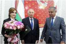 Правительство Узбекистана наградило ведущую Согдийского областного телевидения Наврузу Мамирову