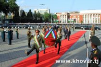 Президент Республики Узбекистан Шавкат Мирзиёев возложил венок к подножию памятнику Исмоили Сомони в Душанбе