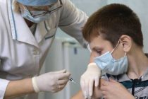 ВОЗ одобрила применение прививки против COVID-19 у детей и подростков