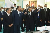 Президент Республики Таджикистан Эмомали Рахмон в городе Туркменбаши Туркменистана посетил выставку промышленной продукций стран Центральной Азии