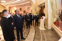 Президент Республики Таджикистан Эмомали Рахмон на площади Комплекса «Национальный мемориал» возложил венок и посетил музей «Святыни Родины» Туркменистана