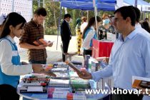 НЕ ГОНЯЙСЯ ЗА СОКРОВИЩЕМ, ВОЗЬМИ КНИГУ. Сегодня на выставке «Книга Душанбе» жителям и гостям представлена 1 тысяча 600 наименований книг