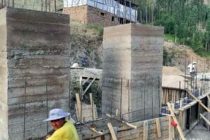 Жители отдаленного села Пискокат Согдийской области строят к 30-летию Государственной независимости автомобильный мост