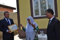 В преддверии празднования 30-летия Государственной независимости Таджикистана 8 семьям Вахшского района и 11 семьям Куляба вручены ключи от новых домов