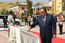 Президент страны Эмомали Рахмон в районе Темурмалик сдал в эксплуатацию площадь Государственного герба
