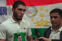 Встретили как героя: непобежденный борец Нурулло Алиев прилетел в Душанбе