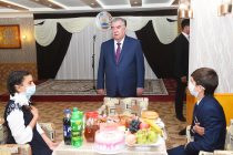 Глава государства Эмомали Рахмон в Шугнанском районе вручил подарки детям-сиротам