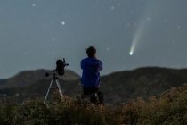 Астрономы сообщили о вспышке активности кометы-гиганта. Она летит в сторону Солнца