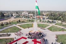 Лидер нации Эмомали Рахмон открыл Государственный флаг в парке культуры и отдыха Фархорского района