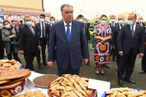 Глава государства Эмомали Рахмон в Дангаринском районе посетил выставку народных ремёсел и сельскохозяйственной продукции