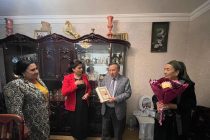 Жителям района Сино в Душанбе дарят книги «Таджики» академика Бободжона Гафурова