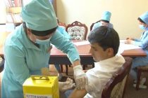 В Таджикистане проходит  четвертая ревакцинация медработников от коронавируса