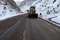 «IRS». Автодорога «Душанбе – Чанак» очищается от снега и обрабатывается противоскользящими материалами