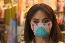 Эксперт считает, что тканевые маски не могут защитить от омикрон-штамма