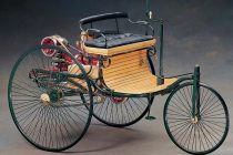 ДЕНЬ В ИСТОРИИ. Ровно 136 лет назад был запатентован первый в мире автомобиль, который был похож на коляску
