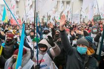 На Украине митингующие потребовали не допустить войны с Россией