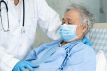 Японские медики заявили о росте тяжелых случаев омикрона среди пожилых пациентов