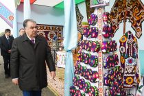 Президент Таджикистана Эмомали Рахмон в районе Джалолиддини Балхи посетил выставку в Хатлонской области