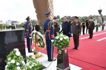 Лидер нации Эмомали Рахмон возложил венки к подножию статуи Неизвестного солдата и в мавзолее бывшего Президента Египта покойного Мухаммеда Анвара Садата