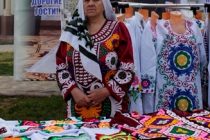 ПРЕЗИДЕНТ ПОДДЕРЖИВАЕТ. Надежда Саидова, русская по национальности, дарит всем Навруз и весну в своей национальной таджикской вышивке
