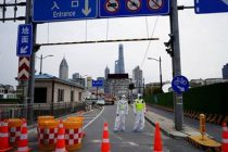 Власти Китая заблокировали Шанхай из-за вспышки коронавируса