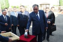Глава государства Эмомали Рахмон в Аштском районе дал старт строительным работам для возведения предприятия по переработке хлопка и чулочной фабрики