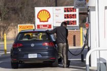 В США бензин подорожал до рекордных 4,37 доллара за галлон