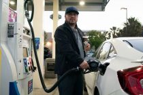 В США стали отказываться от поездок на автомобиле из-за цен на бензин