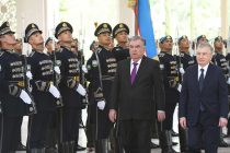 Церемония официальной встречи Президента Республики Таджикистан Эмомали Рахмона у дворца «Куксарой» Республики Узбекистан