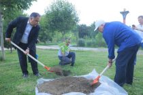 Предприниматели Липецкой области посадили дерево в Согдийской области