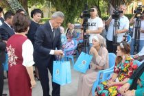 От имени Председателя НДПТ Эмомали Рахмона в Душанбе вручены праздничные подарки ряду пожилых людей и лиц с ограниченной возможностью