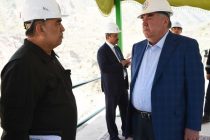 Глава государства Эмомали Рахмон на контрольной площадке транспортной дороги №5 ознакомился с ходом работ по строительству и укреплению выезда строительного тоннеля третьего слоя (СТ-3) Рогунской ГЭС