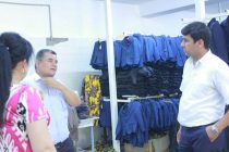 В Худжанде проходит выставка-продажа школьной одежды