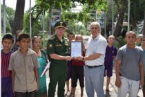 Российские военные передали гуманитарную помощь учащимся лицея в Душанбе