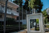 Неизвестные бросили бутылку с зажигательной смесью в стену посольства Ирана в Афинах