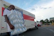 Десятки тысяч жителей города в США остались без питьевой воды