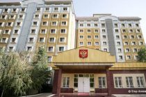 Посольство России в Душанбе назвало фейками сообщения о призыве мигрантов на военную службу