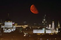 РЕДКОЕ ЯВЛЕНИЕ! В небе над Москвой  взошла Красная Луна