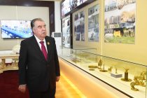 Глава государства Эмомали Рахмон посетил Музей «XVI сессия Верховного Совета Республики Таджикистан» во дворце «Арбоб»