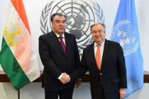 «НАШЕ ДОСТОЯНИЕ В ГЕРБЕ И ФЛАГЕ». Флаг Таджикистана развевается перед зданием Организации Объединённых Наций