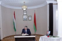 Сироджиддин Мухриддин оставил запись в Книге соболезнований в Посольстве Беларуси в Таджикистане