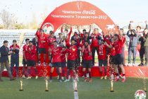 Душанбинскому «Истиклолу» вручены Кубок и золотые медали за победу в чемпионате Таджикистана-2022 по футболу