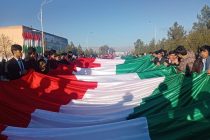 В праздничном шествии ко Дню Государственного флага в Бохтаре приняли участие более 10 тысяч человек