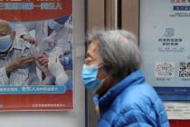 Власти Китая призывают пожилых людей вакцинироваться от COVID-19