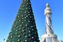 ПРАЗДНИК НА ПОРОГЕ! На площади «Истиклол» в Душанбе возведена новогодняя ёлка, установлены 22 киоска, реализующих сувениры и подарки