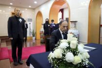Азим Иброхим от имени Правительства Республики Таджикистан оставил запись в книге соболезнований в Посольстве Китая в Душанбе