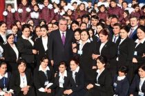 Президент Республики Таджикистан напомнил о достойных заслугах женщин в тяжелые дни истории Таджикистана