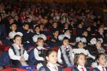 От имени Председателя города Душанбе Рустами Эмомали 2300 сиротам и беспризорным детям столицы вручены новогодние подарки