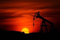 Впервые с конца 2021 года цена барреля нефти Brent упала ниже 77 долларов